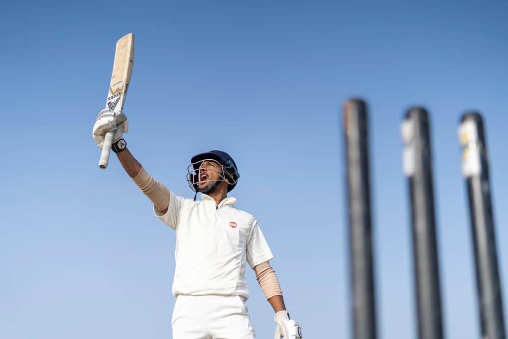 Man holding cricket bat